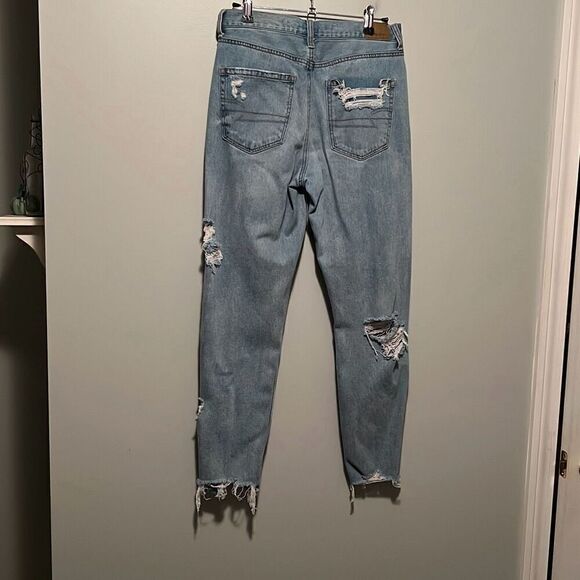 American Eagle Women’s Light Wash Blue 5 Pocket Distressed Mom Jeans - Picture 5 of 10